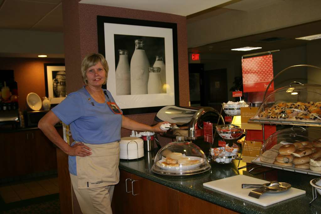 Hampton Inn Grand Rapids-South Wyoming Restaurant photo